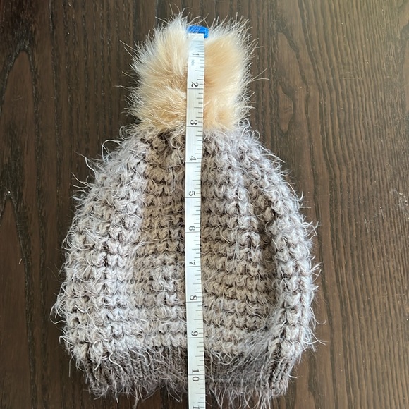 Knit hat with pom pom - Picture 4 of 6